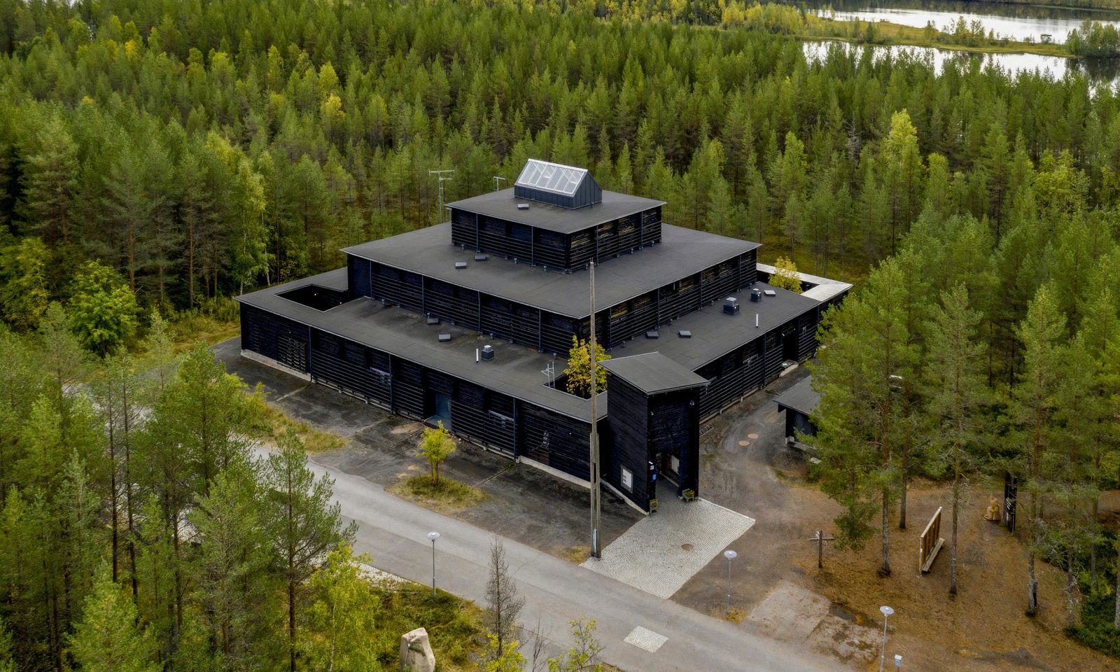 Kierikkikeskuksen vuonna 2001 valmistunut hirsinen päärakennus. Ilmakuva.
