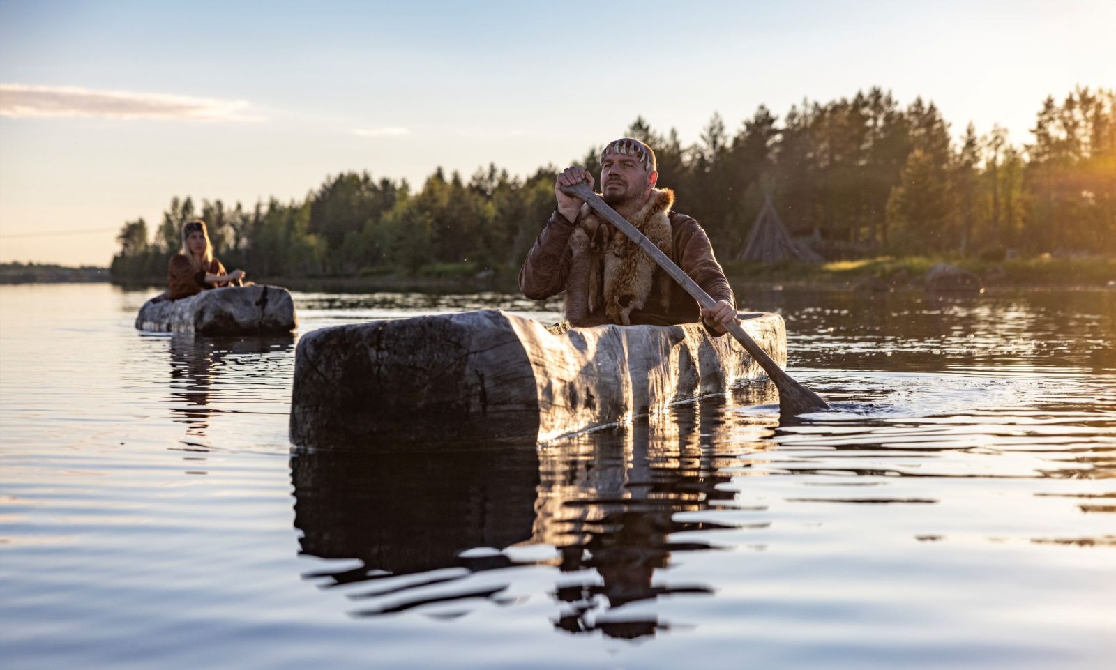 Mies nahka-asussa meloo puisella ruuhella.