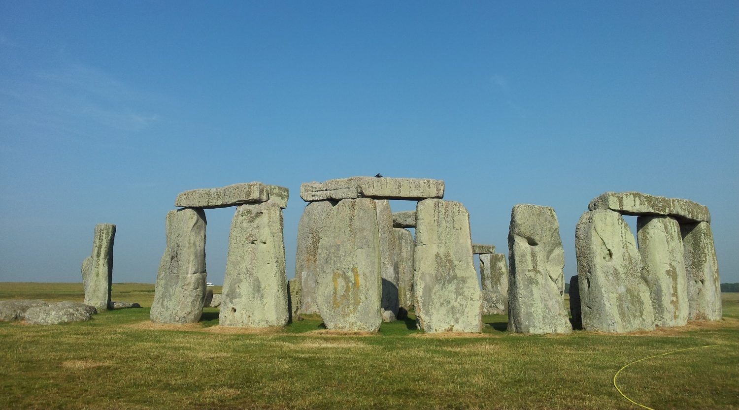 Suuria kiviä pystyssä ympyrämuodostelmassa.